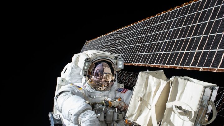Wpływ kosmicznych podróży na wzrok astronautów: długoterminowe konsekwencje i strategie ochrony oczu.