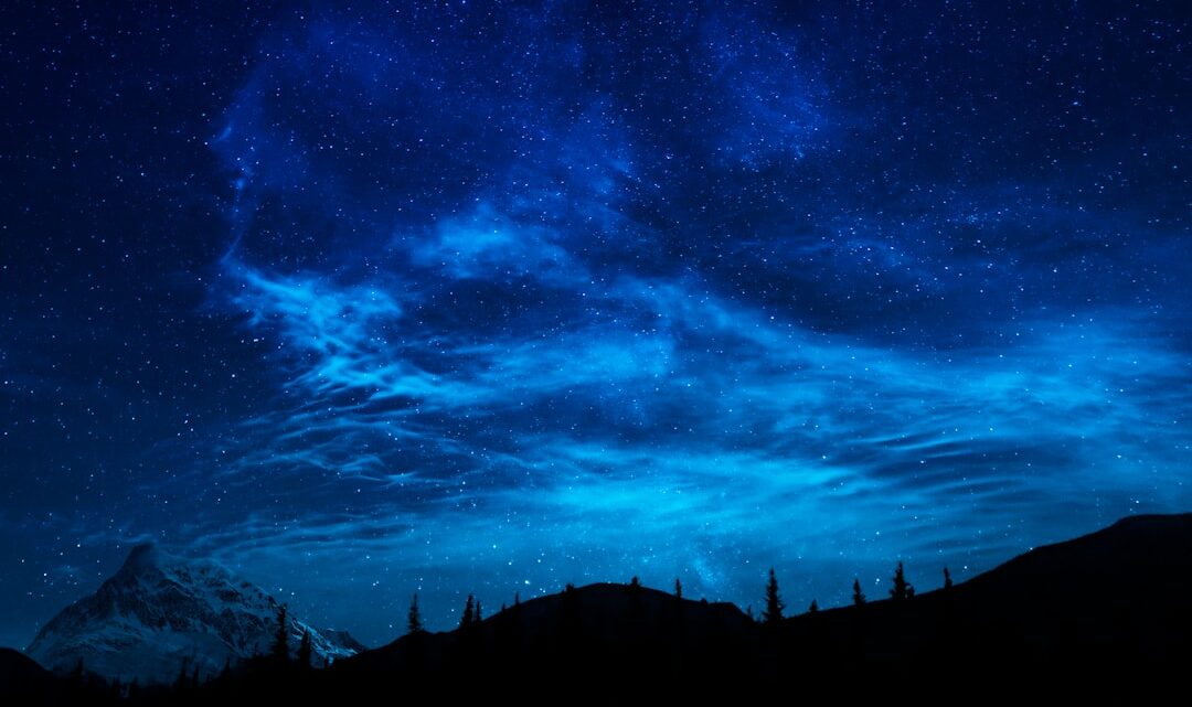 Zjawisko 'Gwiezdnych Wojen’ na Ziemi: Jak obserwować i zrozumieć nocne świetliste obłoki (NLC) i co mówią nam o atmosferze?